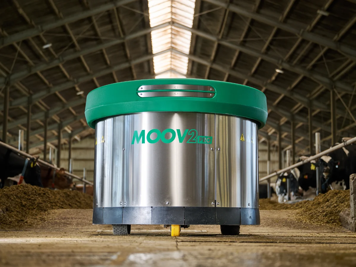 Frontansicht des Moov 2PRO Futteranschieberoboters vom JOZ Fachzentrum Nord – sorgt automatisch für frisches Futter im Kuhstall.
