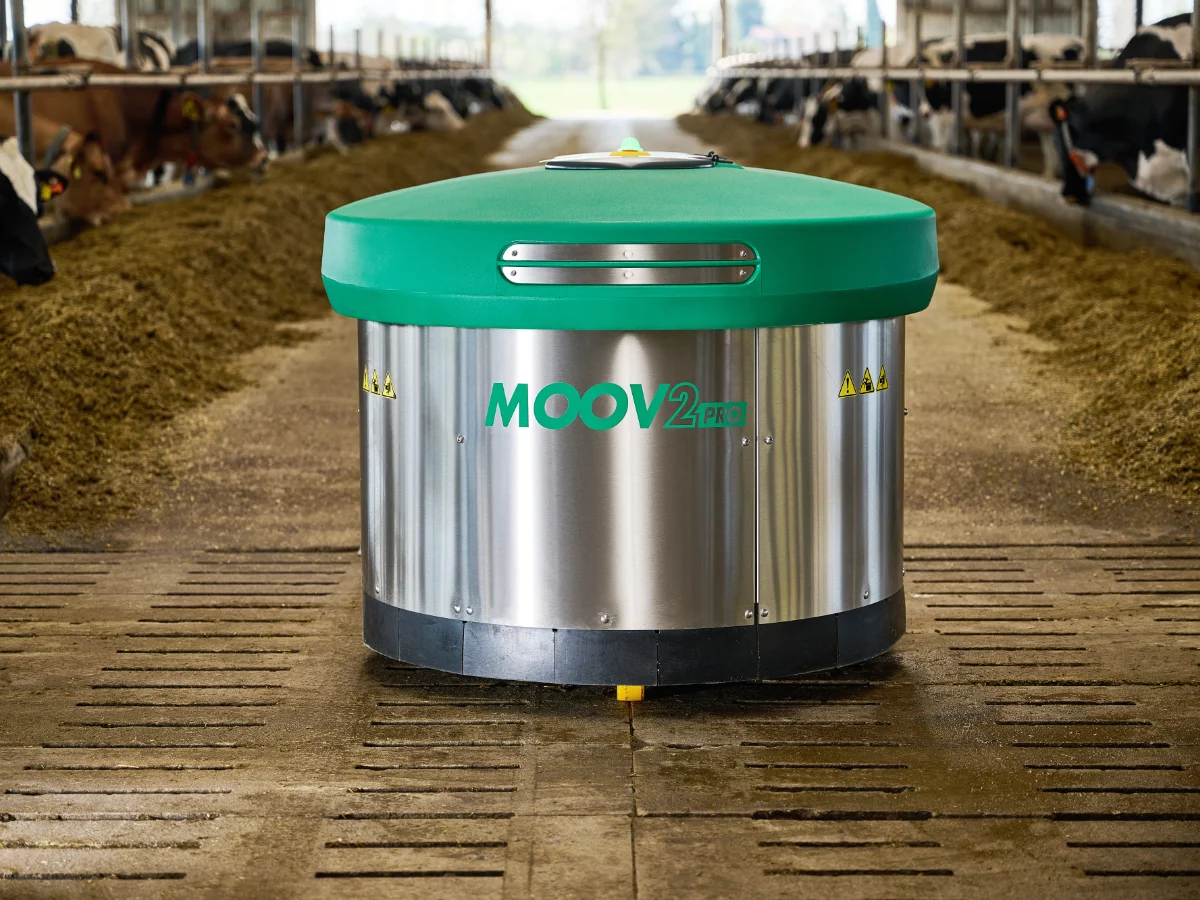 Moov 2PRO Futteranschieberoboter vom JOZ Fachzentrum Nord fährt automatisch über Spaltenboden und sorgt für frisches Futter im Stall.