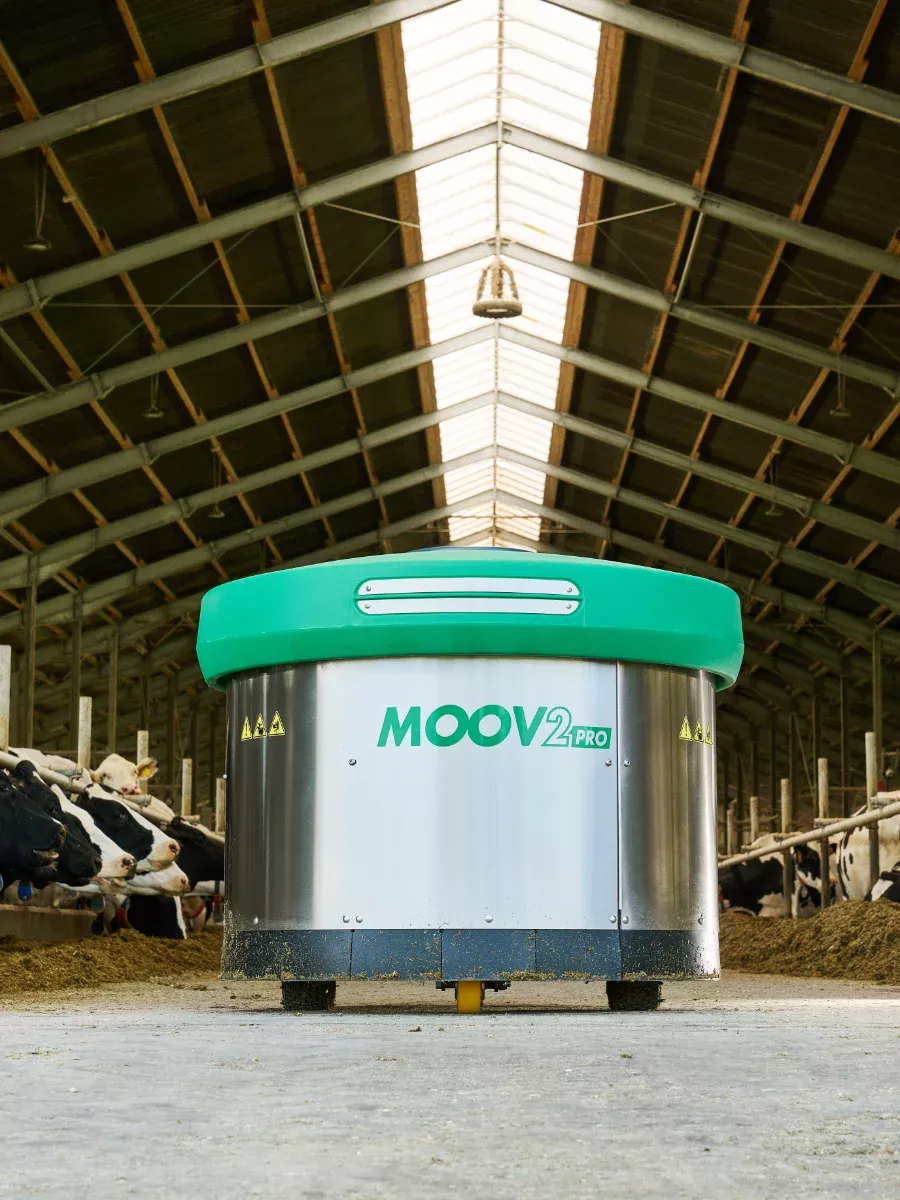 Moov 2PRO Futteranschieberoboter vom JOZ Fachzentrum Nord im Einsatz im Rinderstall – sorgt automatisch für frisches Futter und saubere Futtergänge.